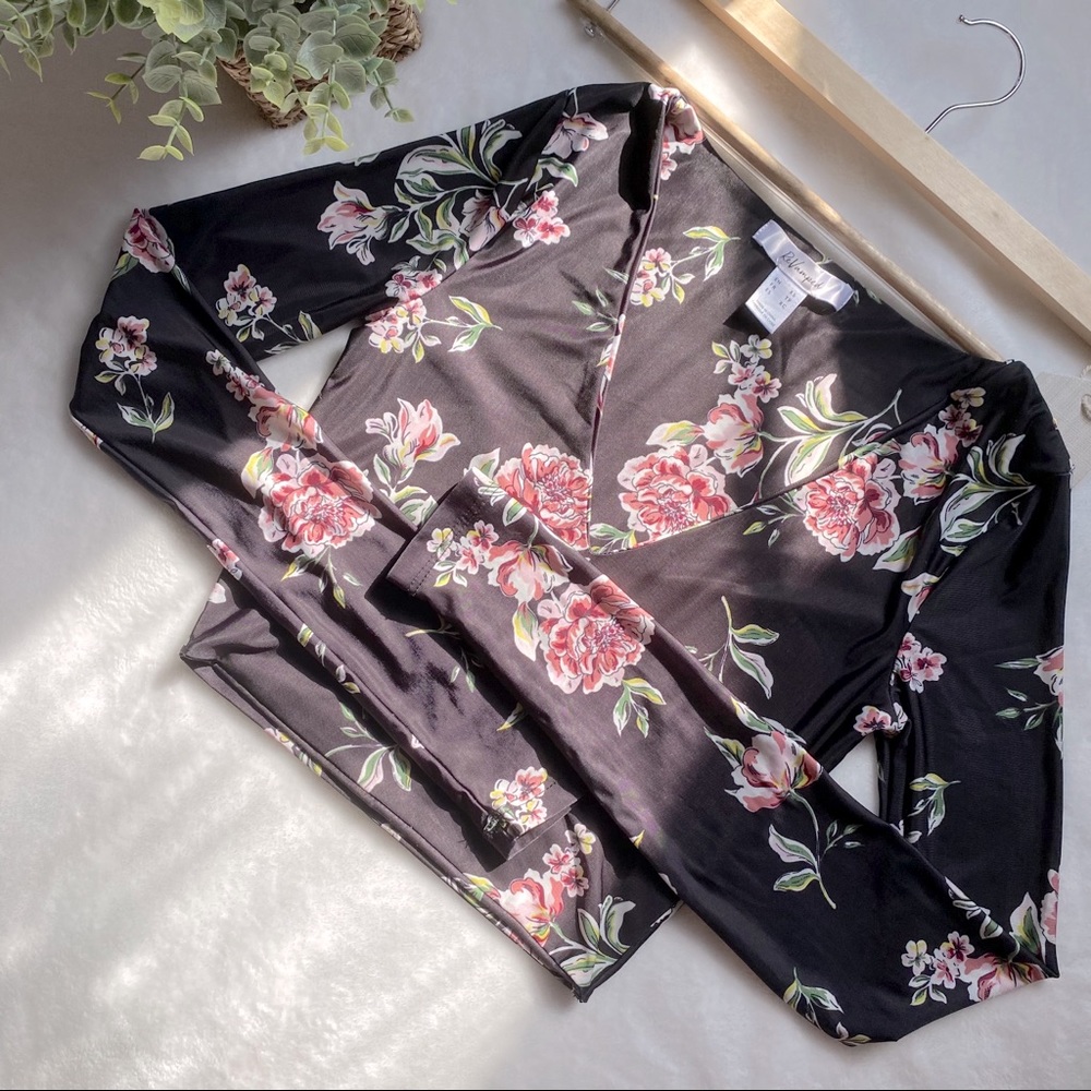 Plunge V-neck Long Sleeve Floral Crop Top